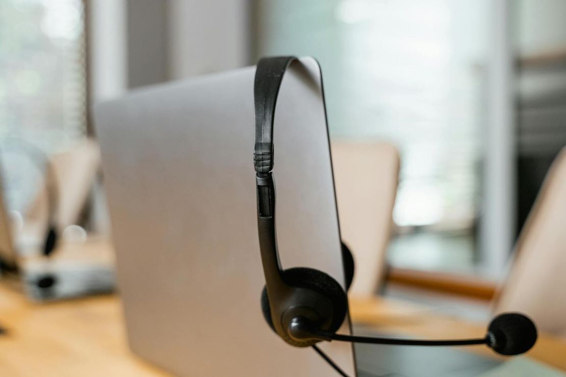 Ein Headset über einem Laptop
