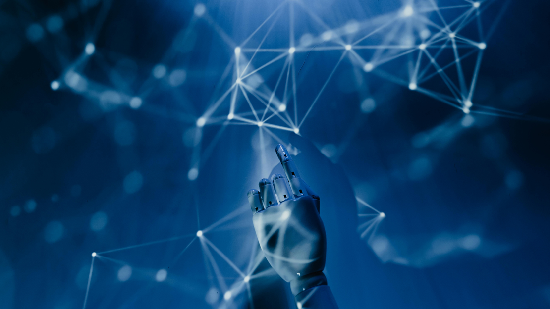 Eine Hand greift in ein digital animiertes Netzwerk