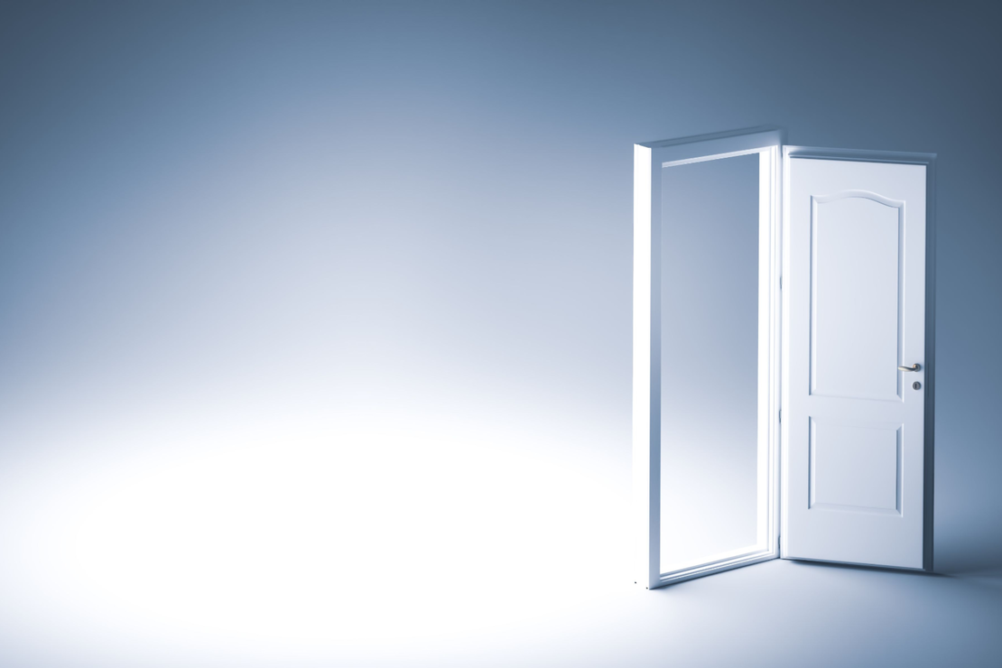 Eine offene weiße Tür