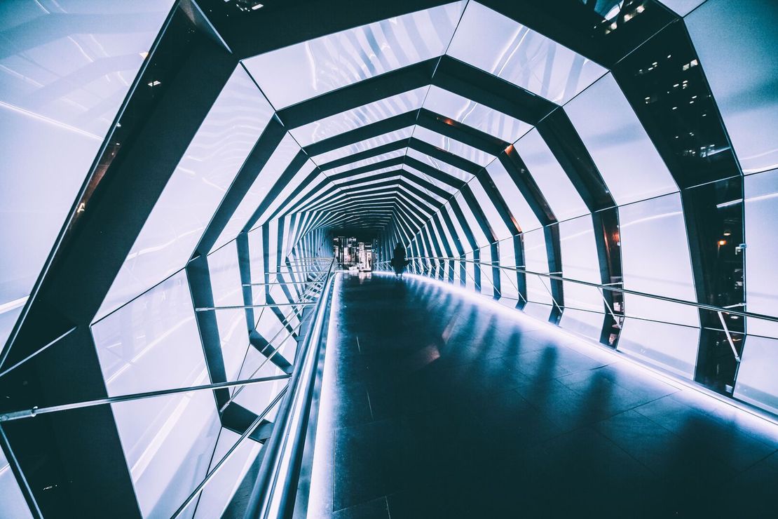 Eine modern designte Brücke in einem futuristischen Tunnel