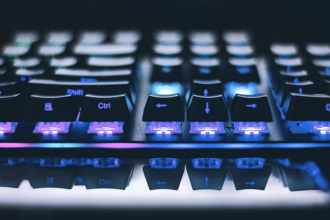 eine erleuchtete Tastatur in der Seitenansicht