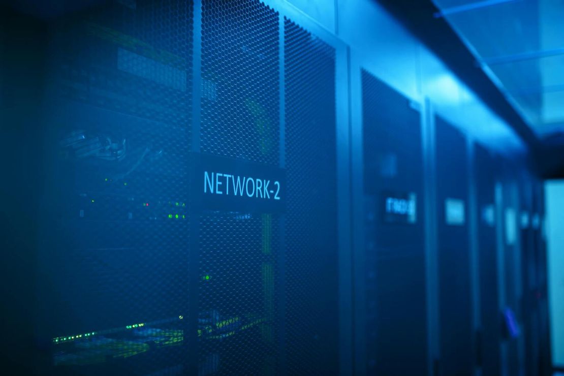 Mehrere dunkle Server mit der Kennzeichnung Network